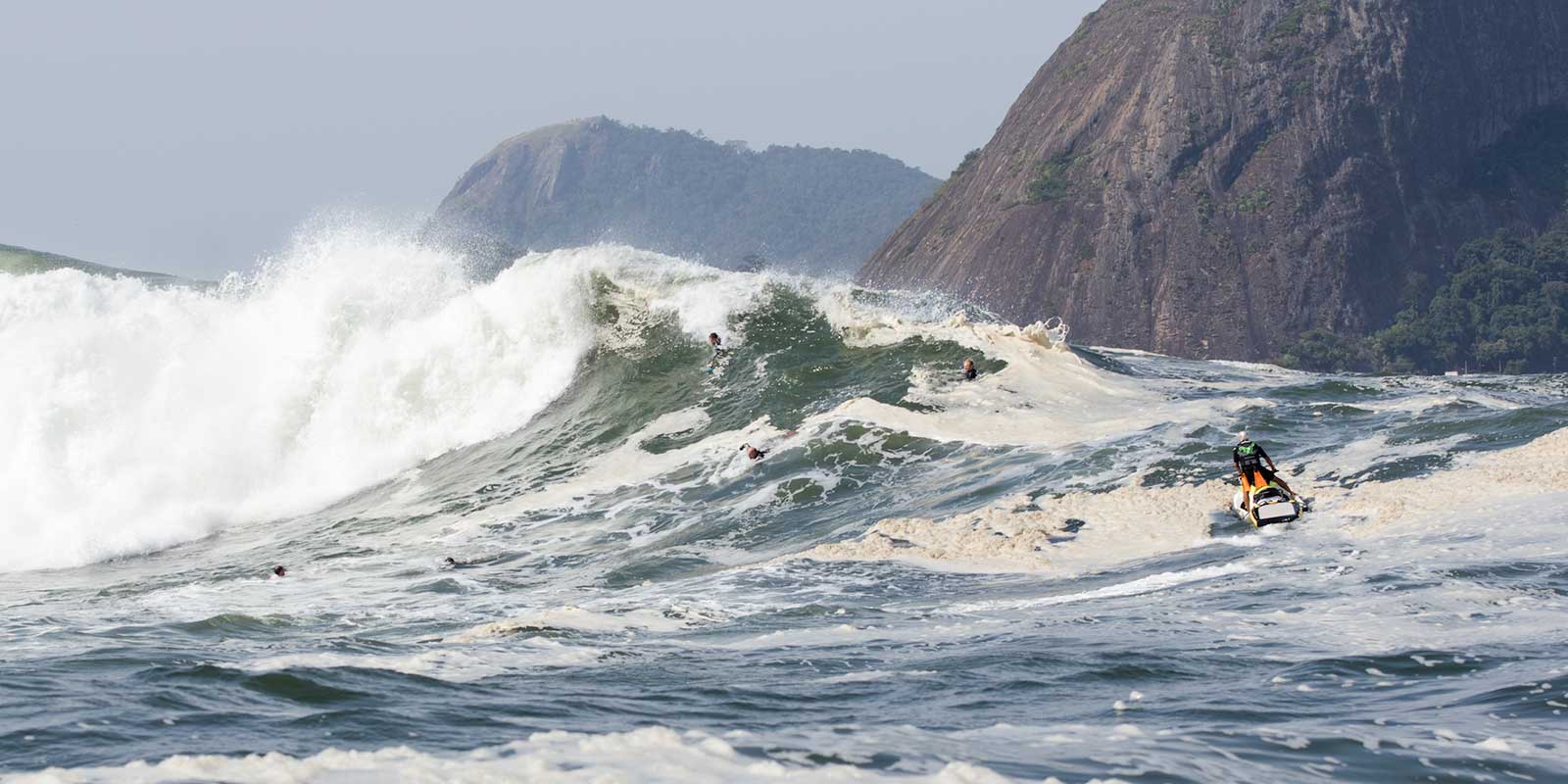 WOW LeblonFin’s Bodysurfing Crew Charged The Beast of Guanabara Bay in Brazil